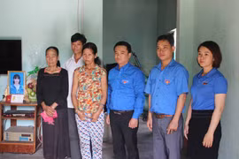 Truy tặng huy hiệu "Tuổi trẻ dũng cảm" cho em Ksor H'Nhuên