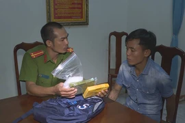 Vây bắt ĐT vận chuyển 2 bánh heroin và hơn 300 gam ma túy đá
