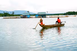 Vạn chài trên dòng Sê San