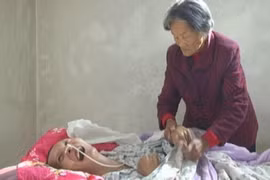 Con trai tỉnh dậy sau 12 năm hôn mê nhờ mẹ già chăm