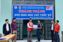 Bàn giao 4 căn nhà tình nghĩa