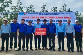 Bàn giao sân bóng chuyền thanh niên cho Nông trường cao su An Biên