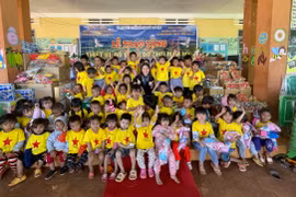 Trao tặng trang thiết bị trị giá 200 triệu đồng cho Trường Mẫu giáo Đê Ar