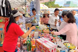 Khai mạc Phiên chợ biên giới tại Cửa khẩu quốc tế Lệ Thanh