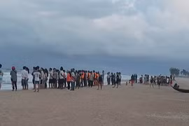 Đi thực tế tại bãi biển, một sinh viên bị sóng cuốn mất tích