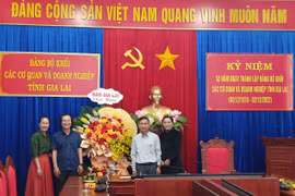 Báo Gia Lai tặng hoa chúc mừng 52 năm Ngày thành lập Đảng ủy Khối các cơ quan và Doanh nghiệp tỉnh