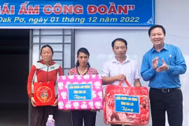 Trao nhà Mái ấm Công đoàn cho đoàn viên khó khăn ở Đak Pơ