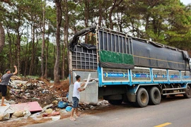 Phát hiện trường hợp đổ trộm 150 kg rác thải ra môi trường tại xã Diên Phú