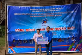 Công ty Điện lực Gia Lai bàn giao công trình "Thắp sáng đường quê" tại xã Ayun