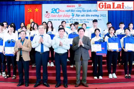 "Tiếp sức đến trường" cho tân sinh viên khó khăn