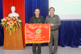 Hội Cựu Thanh niên Xung phong tỉnh Gia Lai nhận cờ thi đua đơn vị xuất sắc năm 2022