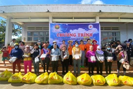 Bàn giao nhà và tặng hơn 1.000 suất quà cho người nghèo, trẻ em huyện Chư Prông