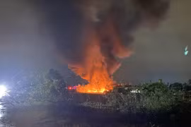 Đà Nẵng: Cháy lớn, phong tỏa một đoạn Quốc lộ 14B để cứu hỏa  