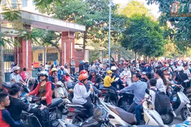 Văn hóa ứng xử nơi cổng trường