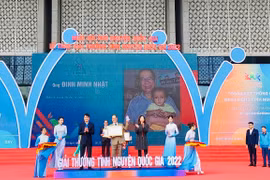 Ông Đinh Minh Nhật được nhận giải thưởng Tình nguyện Quốc gia năm 2022