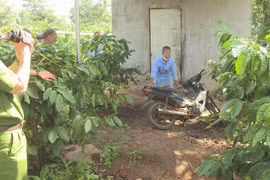 Đắk Lắk: Thực nghiệm điều tra vụ án cháu sát hại chú họ, cướp điện thoại, xe máy