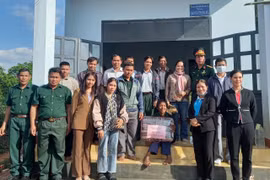 Bàn giao nhà nghĩa tình đồng đội cho người có công với cách mạng ở xã Ia Kriêng