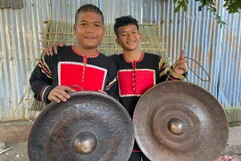 Băn khoăn tài năng cồng chiêng "nhí"