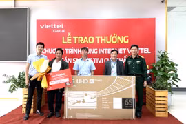 Viettel Gia Lai trao thưởng "Dùng Internet Viettel-Săn Smart Tivi cực chất"