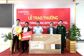 Viettel Gia Lai trao thưởng "Dùng Internet Viettel-Săn Smart Tivi cực chất"