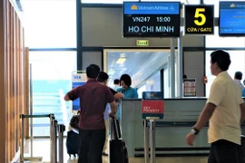 Tiếp tục kiểm soát giấy tờ tùy thân của hành khách ở cửa ra máy bay