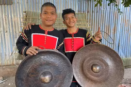 Băn khoăn tài năng cồng chiêng "nhí"