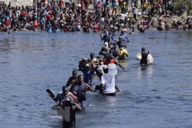 Tổng thống Mỹ duy trì chính sách nhập cư thời ông Trump