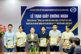 Trao Giấy chứng nhận đào tạo chuyên sâu cho doanh nghiệp vừa và nhỏ