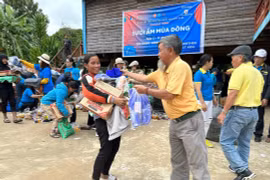 Tặng 500 suất quà cho người dân và trẻ em xã Đak Kơ Ning