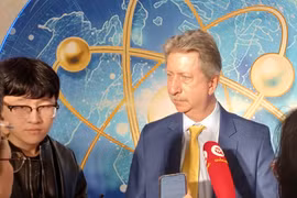 Cha đẻ giải pháp tế bào T đến Việt Nam nói về triển vọng chữa ung thư