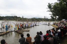 Thời trang Lụa Bảo Lộc bay bổng trên hồ Xuân Hương, Đà Lạt