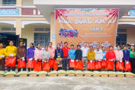 Tặng 245 phần quà cho hộ nghèo, cận nghèo xã Ia Rbol