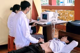 Khám bệnh, phát thuốc miễn phí và tặng quà cho người nghèo huyện Chư Sê