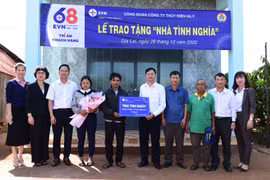 Công ty Thủy điện Ialy trao nhà tình nghĩa cho hộ nghèo