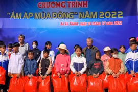 Nhiều phần quà được trao tặng trong chương trình" Ấm áp mùa đông" năm 2022