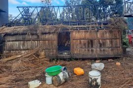 Bất cẩn trong đốt lửa sưởi ấm, một nhà dân ở xã Hà Tây bị cháy