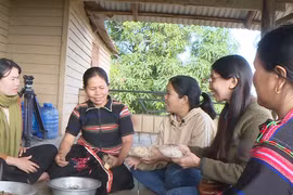 Phụ nữ Ia Yeng gìn giữ men rượu cần truyền thống