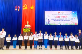 Chư Pưh tuyên dương 24 học sinh nghèo vượt khó, học giỏi