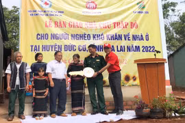 Bàn giao 3 căn nhà cho hộ nghèo, khó khăn