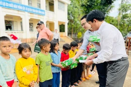 Tặng quà cho 100 học sinh có hoàn cảnh khó khăn tại huyện Đức Cơ