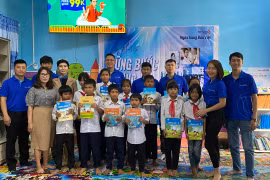 Ngân hàng Bản Việt Chi nhánh Gia Lai tặng trang thiết bị thư viện cho Trường Tiểu học xã Hà Tây