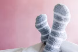 Trời lạnh có nên mang vớ đi ngủ?