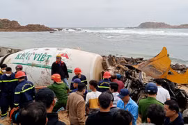 Xe trộn bê tông lao xuống biển Quy Nhơn, 3 người thương vong