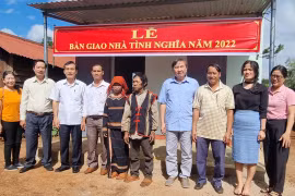 Trao 5 căn nhà và tặng quà cho người dân, học sinh huyện Chư Sê