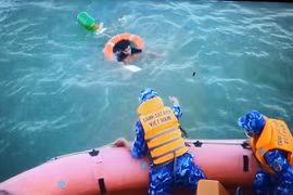 Hé lộ góc khuất cò ngư dân đi biển: Người bán vé số trôi giữa đại dương