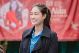 Hoa hậu Thiên Ân diện trang phục dân tộc Bana, múa cồng chiêng