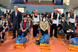 Tặng quà Tết cho 100 người mù có hoàn cảnh khó khăn ở TP. Pleiku