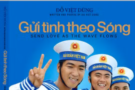 Sách ảnh Gửi tình theo sóng - Sau lưng các anh là đất mẹ