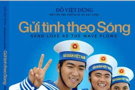 Sách ảnh Gửi tình theo sóng - Sau lưng các anh là đất mẹ