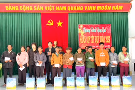 Tặng 100 phần quà cho hộ nghèo xã Hà Ra